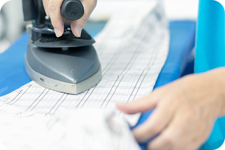 写真：アイロンがけ作業