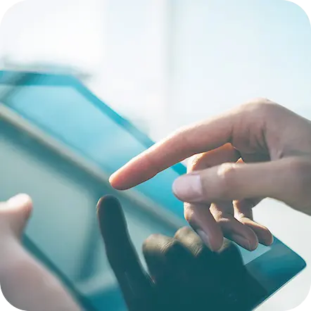 写真：タブレットを操作する様子