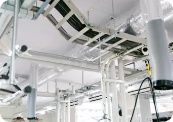 写真：蒸留の際の気化した溶剤を逃さいない配管