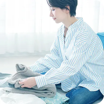 写真：衣服をたたむ様子