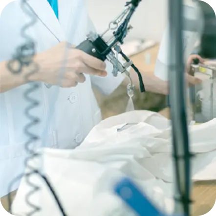 写真：しみ抜きをする人