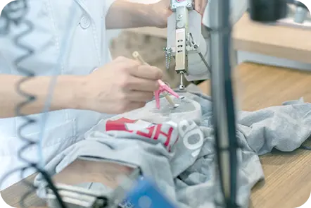 画像：しみ抜き専用の助剤で作業