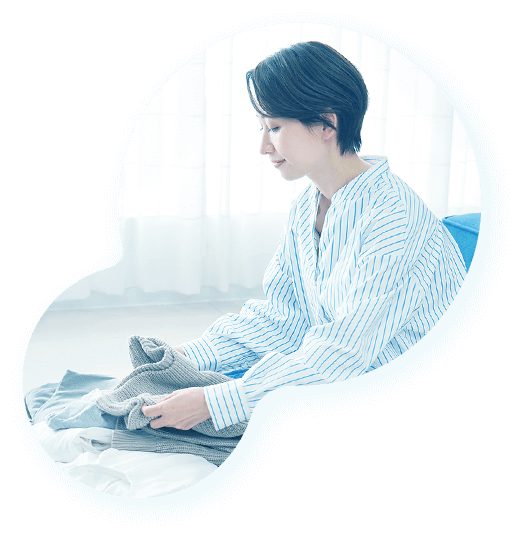 写真:洋服をたたむ女性