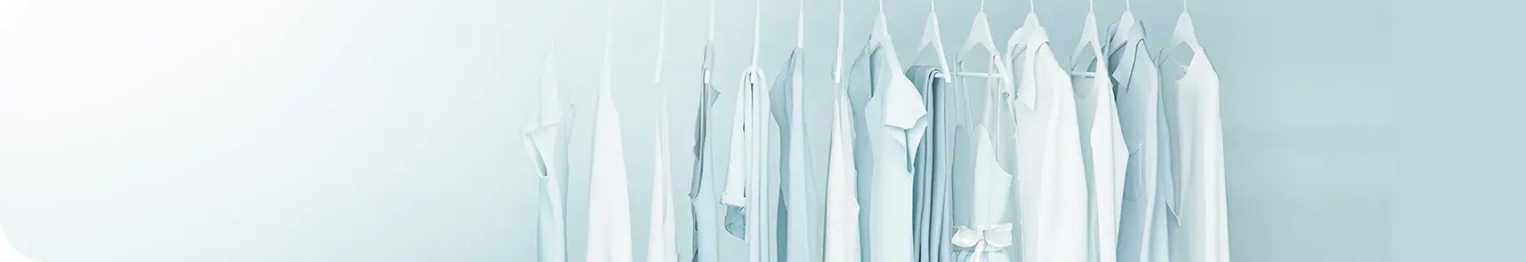 写真：ハンガーにかかった服