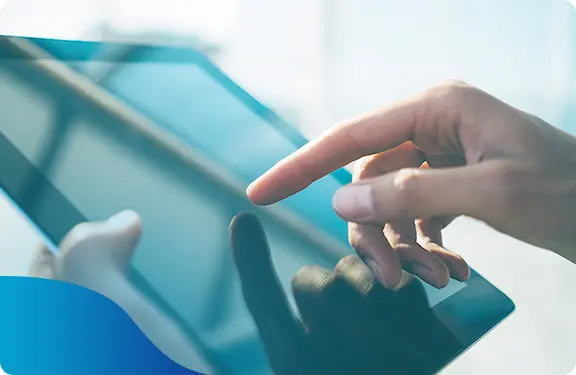 写真：タブレットを操作する様子