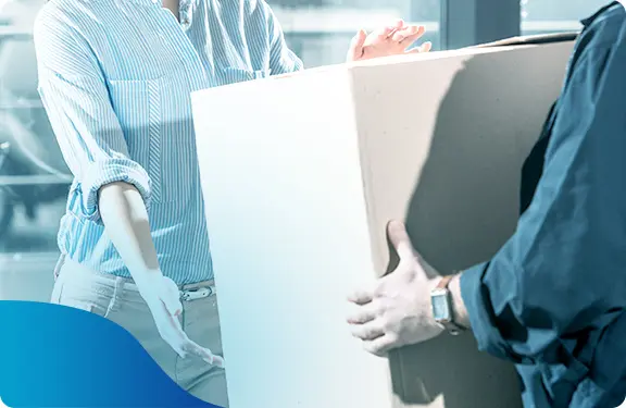 写真：宅配を受け取る様子