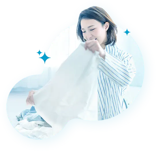 画像：衣類を広げる女性