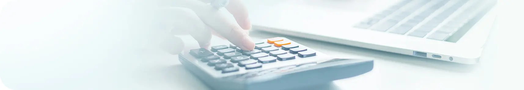 写真:電卓で計算する様子